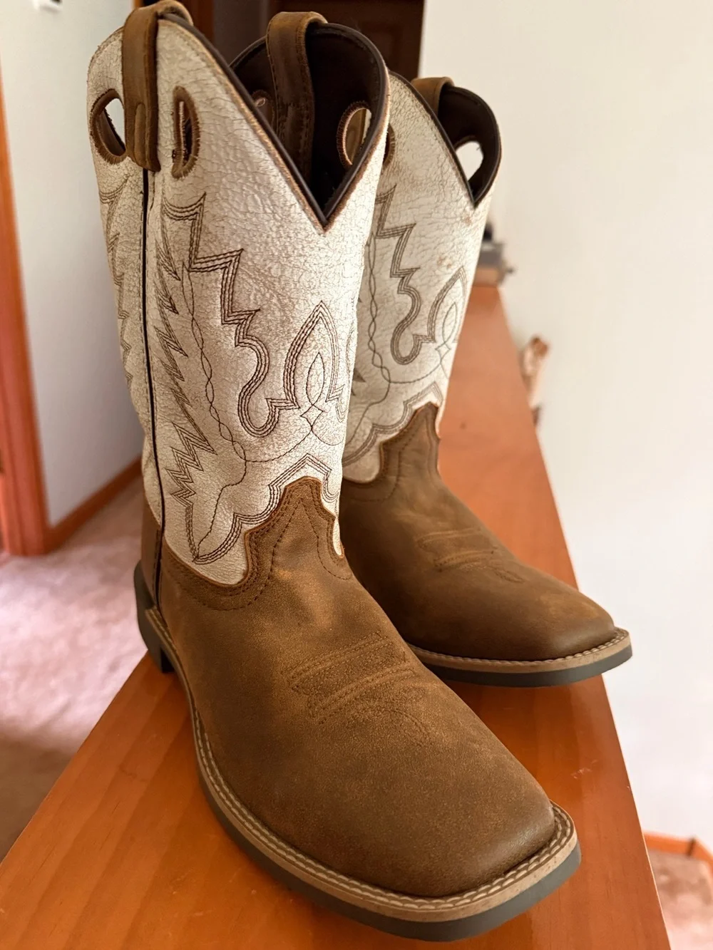 Cody James- Brown Leather Western Cowboy Boots with White Embroidered Shaft - Picture 2 of 5